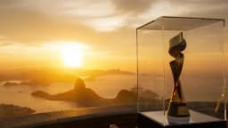 Taça da Copa do Mundo Feminina de 2027 exposta com o Rio de Janeiro ao fundo
