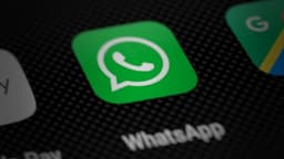 Ícone do aplicativo WhatsApp em destaque na tela de um smartphone, entre outros ícones