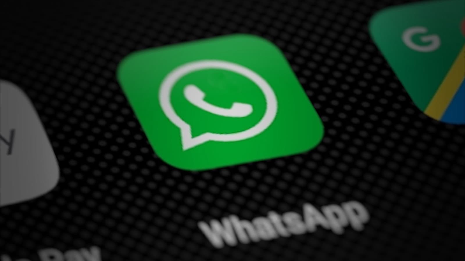 Ícone do aplicativo WhatsApp em destaque na tela de um smartphone, entre outros ícones