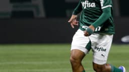O meio-campista Gabriel Menino, que substituiu Arthur no clássico contra o São Paulo