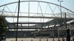Fachada externa do Estádio Nilton Santos, palco do clássico entre Fluminense e Botafogo