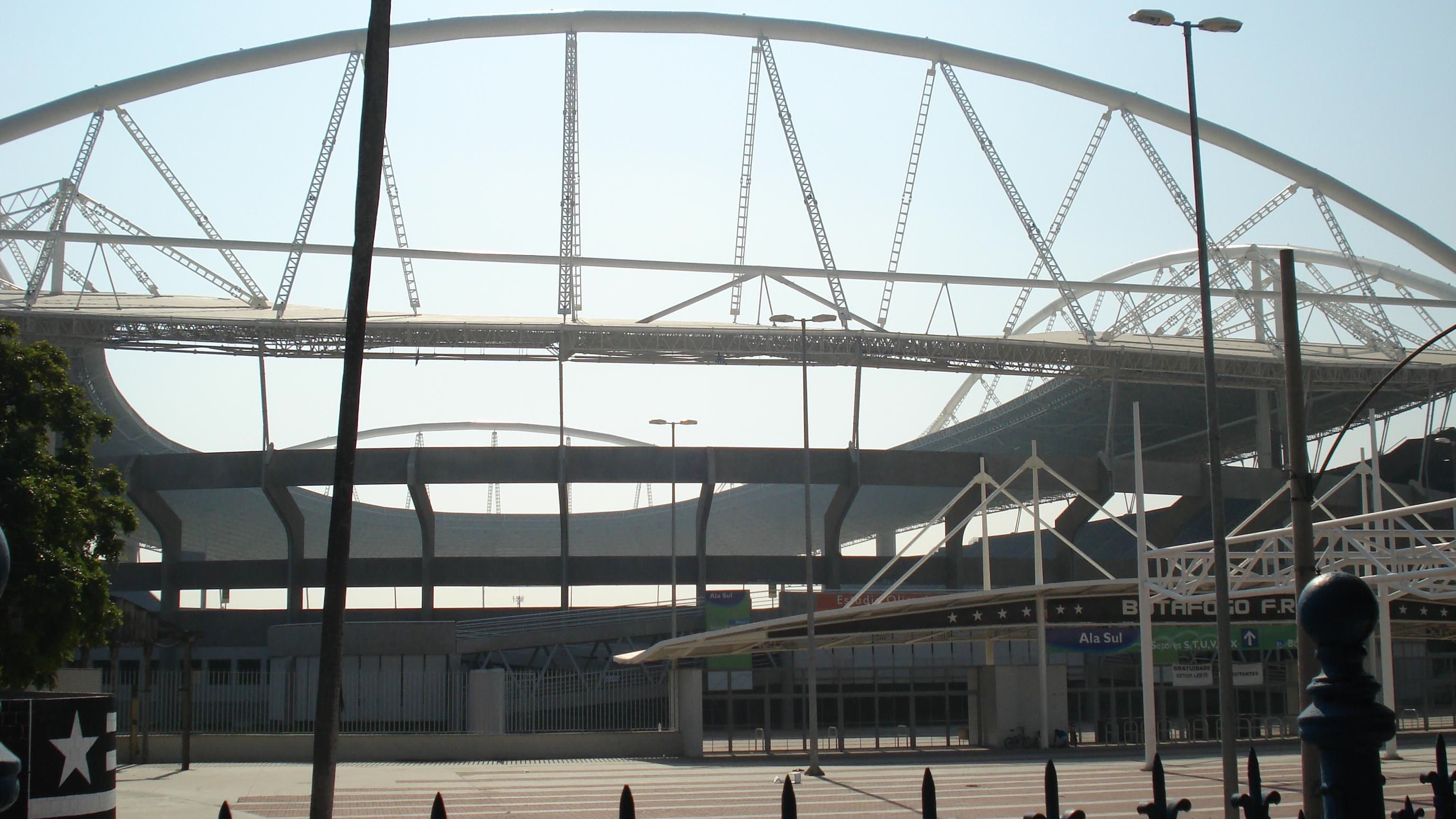 Fachada externa do Estádio Nilton Santos, palco do clássico entre Fluminense e Botafogo