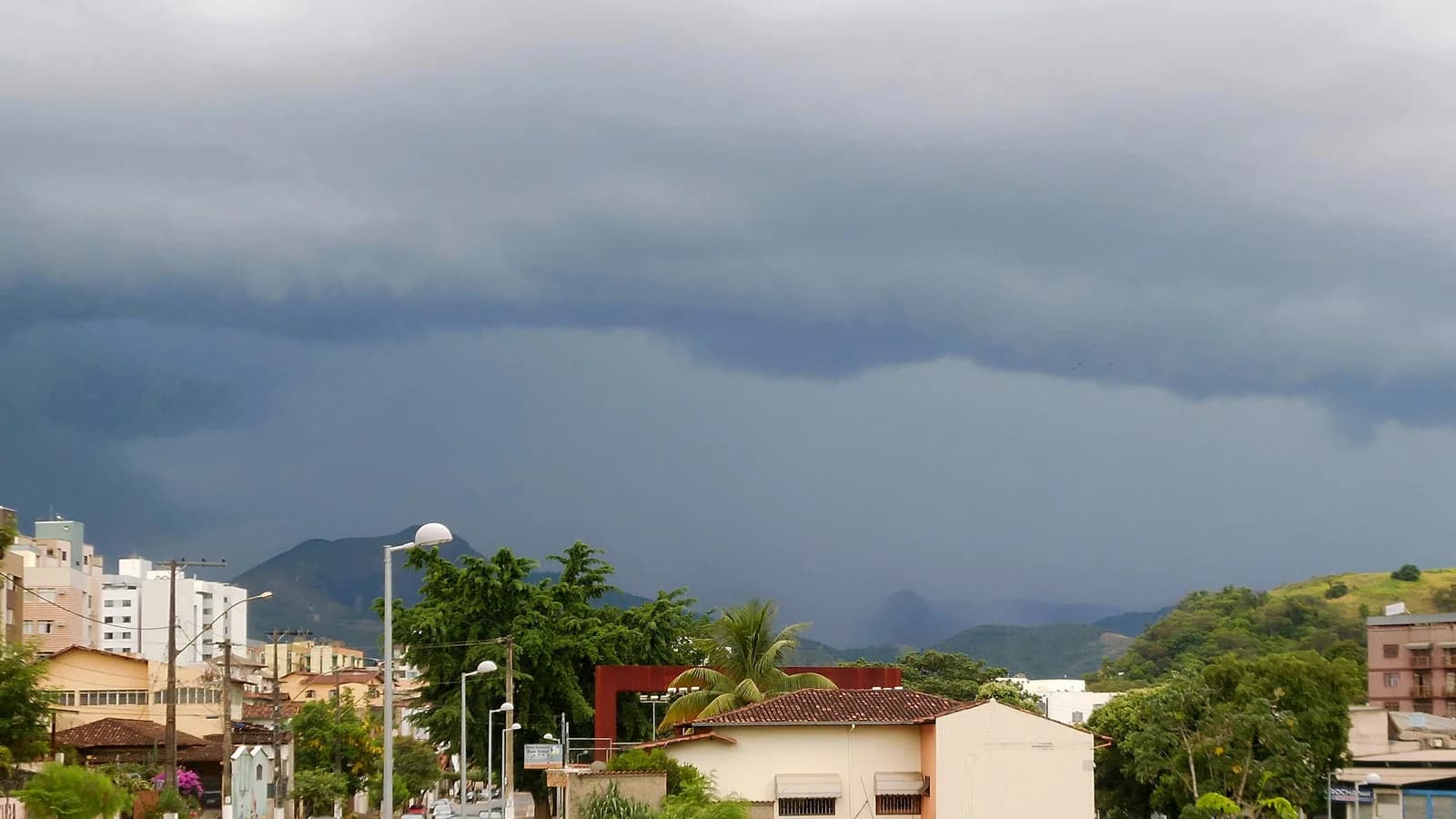 Tempestade se aproximando de cidade do interior de Minas Gerais, imagem de arquivo