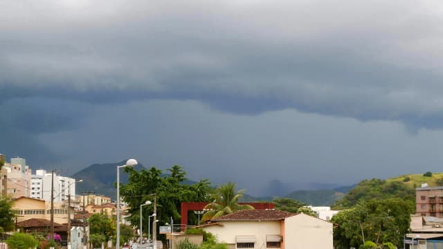 Tempestade se aproximando de cidade do interior de Minas Gerais, imagem de arquivo