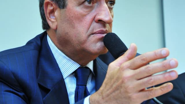 O presidente nacional do PL, Valdemar Costa Neto, fala ao microfone em evento político