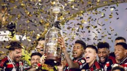 Jogadores do Flamengo comemoram título da Libertadores com o troféu (foto de arquivo)
