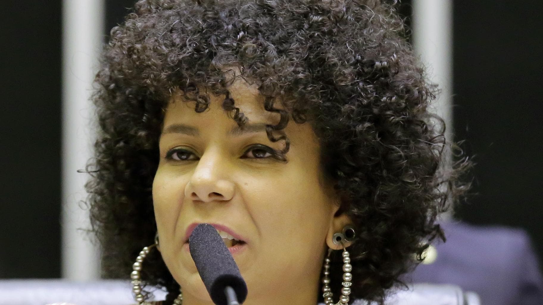 Áurea Carolina discursa ao microfone no plenário da Câmara dos Deputados