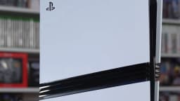 Console PlayStation 5 na vertical, com o logo da marca visível, em foto ilustrativa