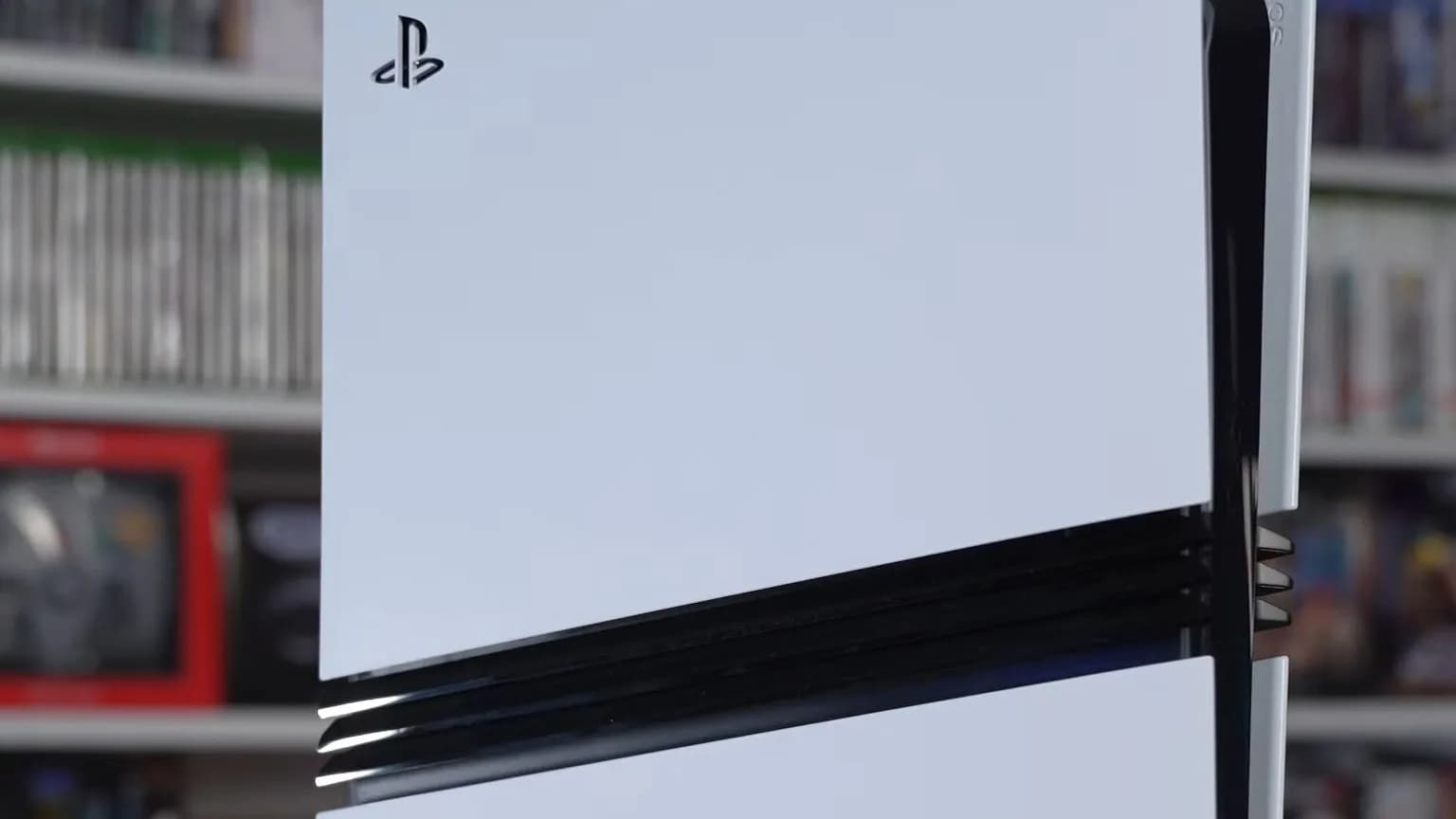 Console PlayStation 5 na vertical, com o logo da marca visível, em foto ilustrativa