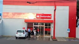 Foto de arquivo: fachada de uma agência do Banco Santander no Brasil, com pessoas junto à entrada