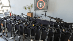Fuzis e outras armas de fogo apreendidas dispostas sobre mesa em operação policial contra o Comando Vermelho no Rio (imagem de arquivo)