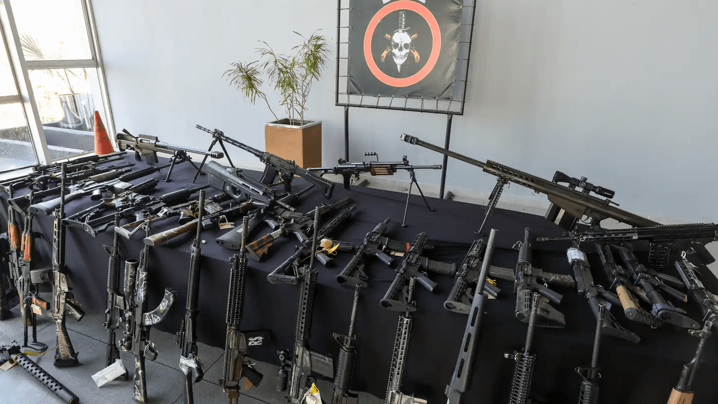 Fuzis e outras armas de fogo apreendidas dispostas sobre mesa em operação policial contra o Comando Vermelho no Rio (imagem de arquivo)