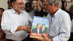 Patrus Ananias recebe programa de governo ao lado de Hélio Costa (foto de arquivo)