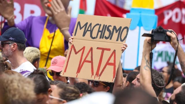 Manifestante segura cartaz com os dizeres Machismo Mata em protesto contra violência de gênero