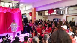 Mulheres participam de evento do Outubro Rosa com decoração rosa, celebrando a autoestima de pacientes com câncer de mama