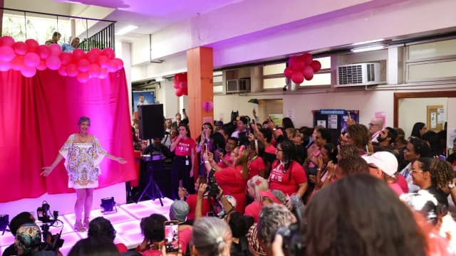 Mulheres participam de evento do Outubro Rosa com decoração rosa, celebrando a autoestima de pacientes com câncer de mama