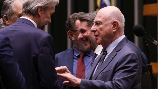 Deputados conversam no plenário da Câmara durante sessão que aprovou fundo para minerais críticos