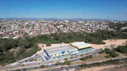 Vista aérea da Escola Municipal Especializada Geny Carvalho Trindade, em Betim, com mural colorido na fachada