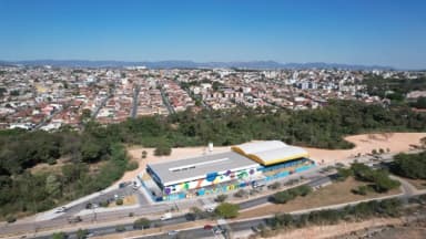 Vista aérea da Escola Municipal Especializada Geny Carvalho Trindade, em Betim, com mural colorido na fachada