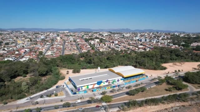 Vista aérea da Escola Municipal Especializada Geny Carvalho Trindade, em Betim, com mural colorido na fachada