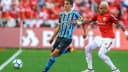 Jogadores de Grêmio e Internacional disputam a bola durante o Gre-Nal