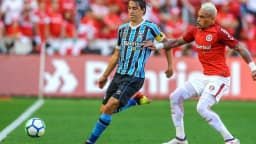 Jogadores de Grêmio e Internacional disputam a bola durante o Gre-Nal