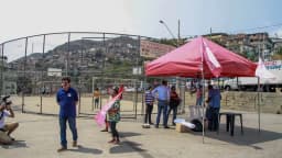 Caminhada em rua do Aglomerado da Serra, bairro de Belo Horizonte que recebe agenda de candidatos ao governo de MG (foto de arquivo, 2016)