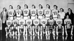 Elenco do St. Louis Hawks, campeão da NBA em 1958, em foto oficial de time em preto e branco