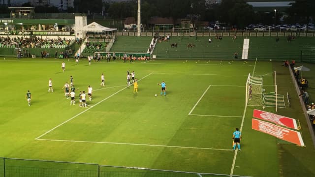 Jogadores em campo no Estádio Hailé Pinheiro, em Goiânia, durante partida anterior do Goiás (foto de arquivo)