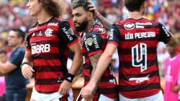 Gabigol comemora gol ao lado de companheiros em foto de arquivo de 2022, quando defendia o Flamengo