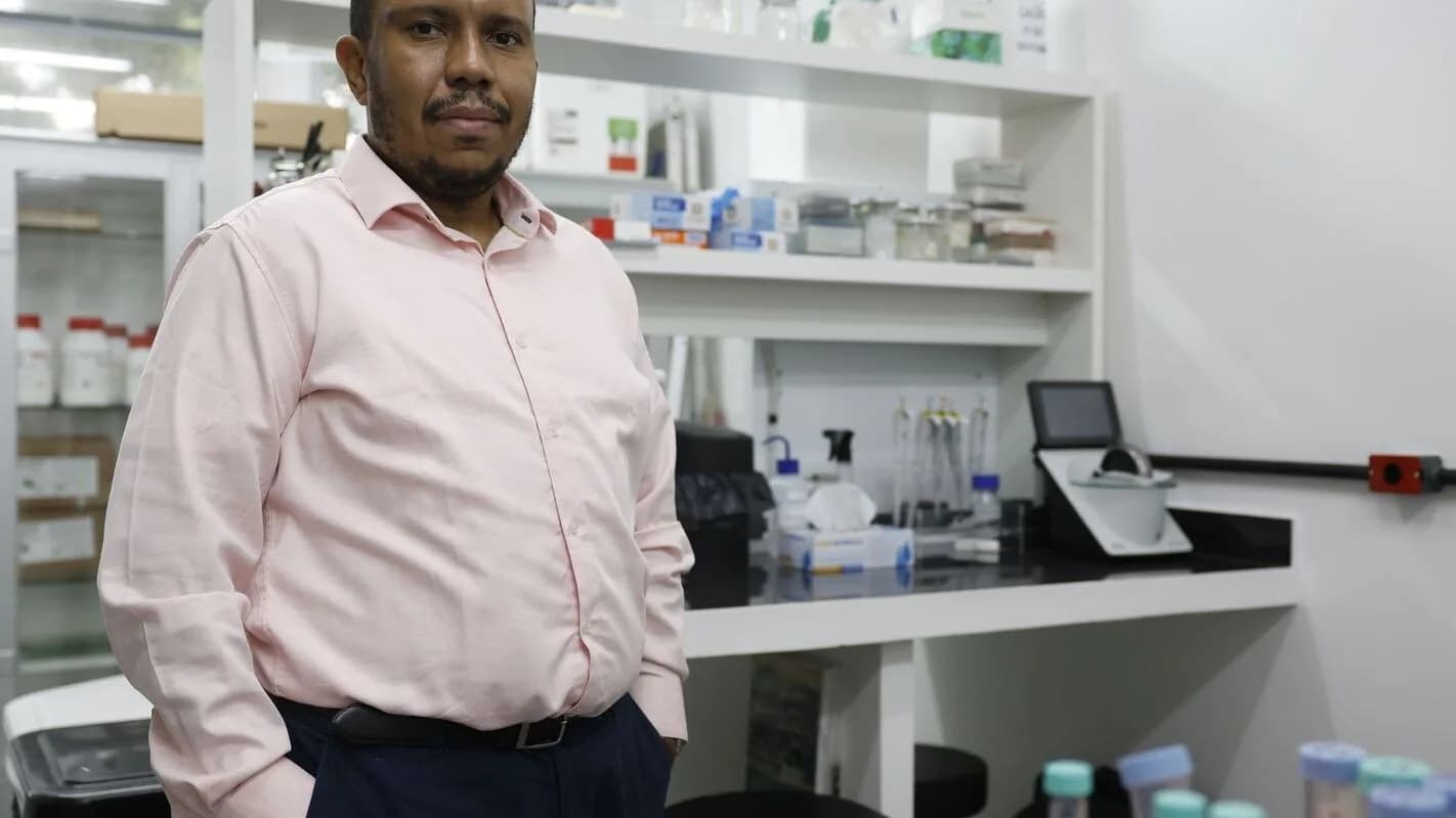 Pesquisador em laboratório de ciências relacionado a estudos sobre Alzheimer