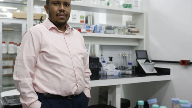 Pesquisador em laboratório de ciências relacionado a estudos sobre Alzheimer