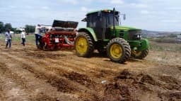 Trator realiza plantio de milho em lavoura no Rio Grande do Sul