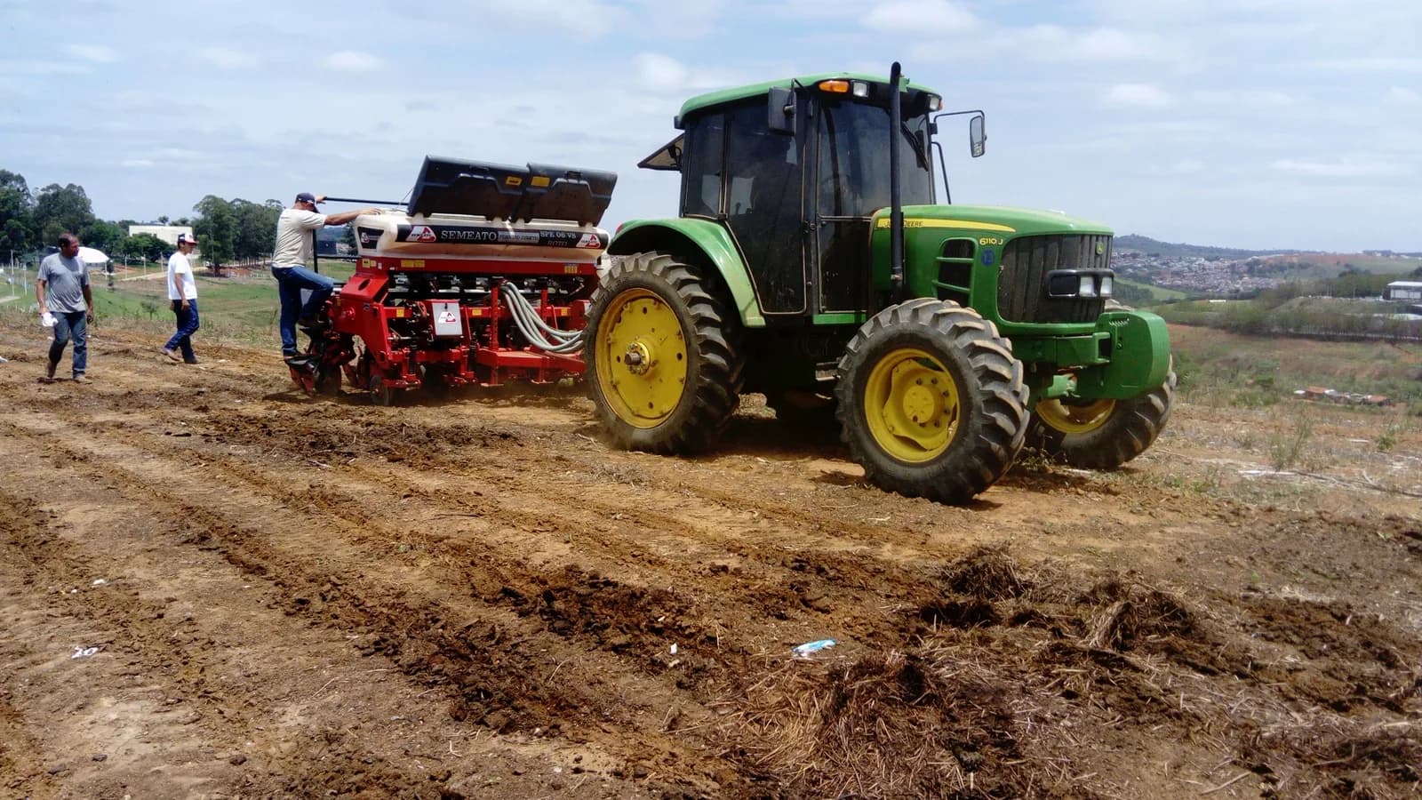 Trator realiza plantio de milho em lavoura no Rio Grande do Sul