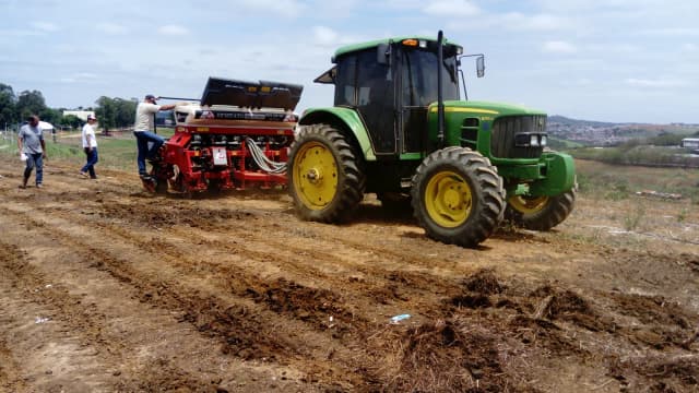 Trator realiza plantio de milho em lavoura no Rio Grande do Sul