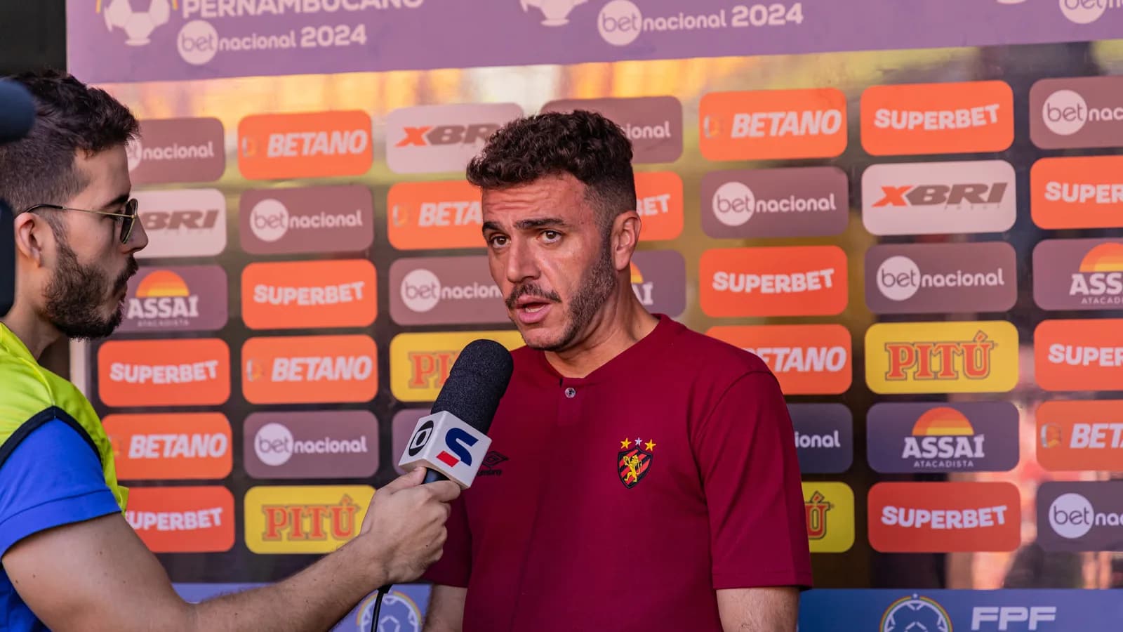 Mariano Soso concede entrevista com a camisa do Sport após a final do Campeonato Pernambucano de 2024, foto de arquivo