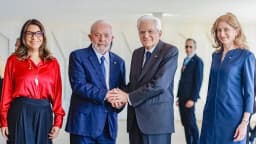 Lula cumprimenta o presidente italiano Sergio Mattarella em imagem oficial de arquivo