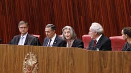 Ministros do TSE reunidos no plenário do tribunal, em foto de arquivo