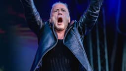 Bruce Dickinson, vocalista do Iron Maiden, canta com os braços erguidos durante show da turnê de 50 anos da banda