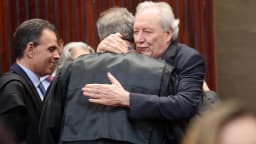Ministro Ricardo Villas Bôas Cueva é abraçado por colega durante cerimônia de posse no TSE