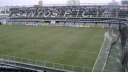 Vista geral do gramado e das arquibancadas do estádio Vila Belmiro, do Santos