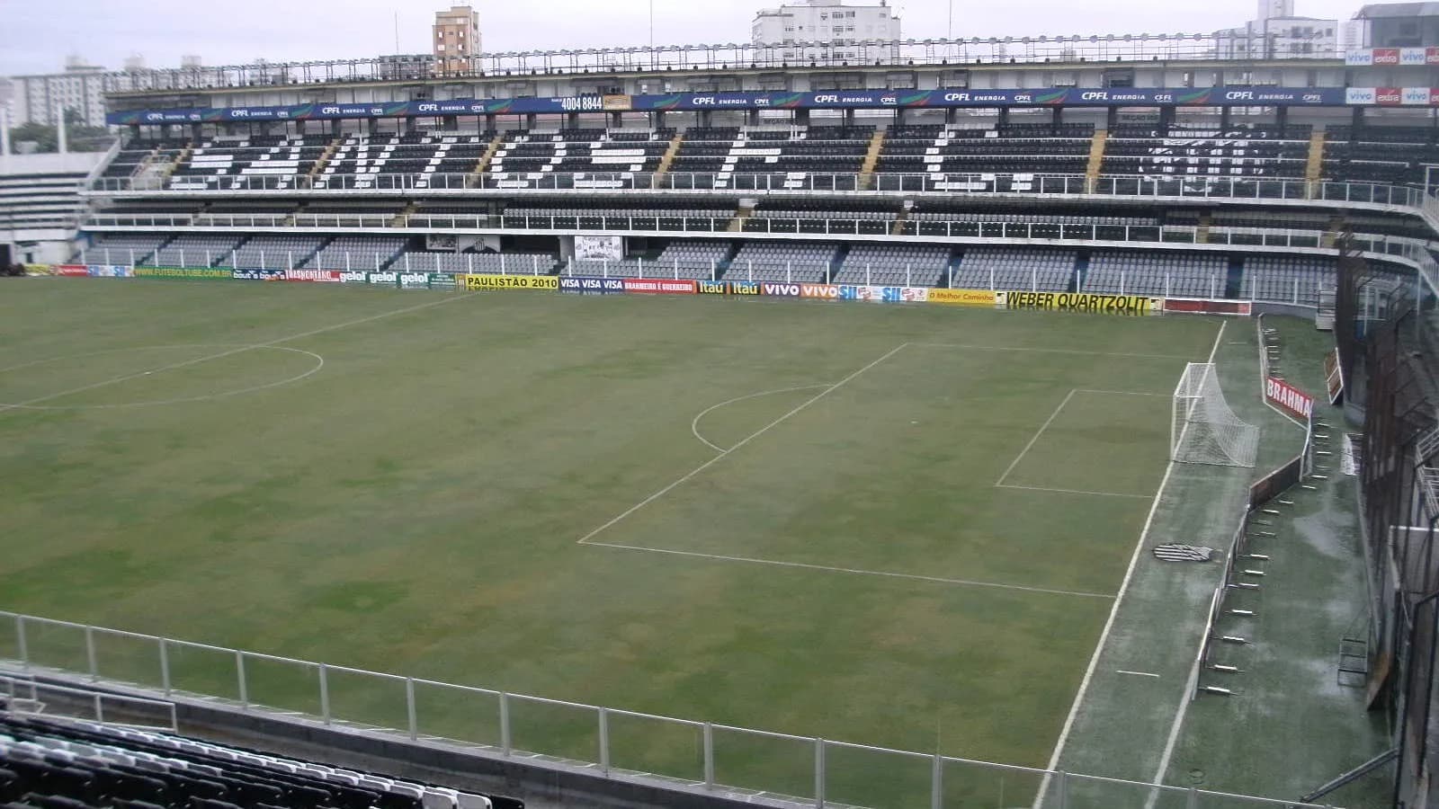 Vista geral do gramado e das arquibancadas do estádio Vila Belmiro, do Santos