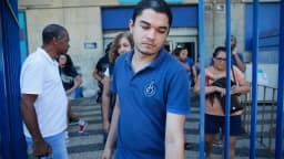 Candidatos entram em local de prova de concurso público