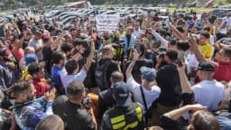 Entregadores em protesto com cartaz contra o PLP 152, em ato de abril de 2026