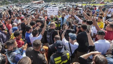 Entregadores em protesto com cartaz contra o PLP 152, em ato de abril de 2026