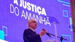 O ministro Edson Fachin discursa em evento sobre a Justiça