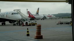 Aeronave Embraer E195 da Azul Linhas Aéreas em pátio de aeroporto