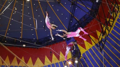 Trapezistas de circo em apresentação sob lona, foto de arquivo ilustrativa do setor cultural