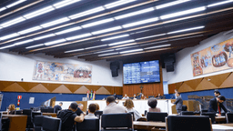Plenário da Câmara Municipal de Belo Horizonte durante sessão, com vereadores e público presentes