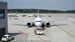 Avião Boeing 737 da Flydubai estacionado em pátio de aeroporto